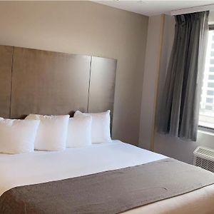 Zimmer mit Kingsize-Bett