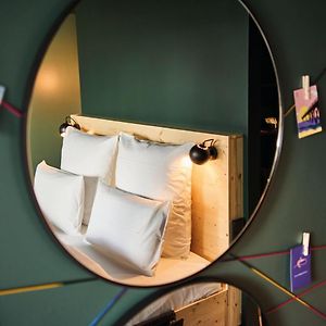 Zimmer mit Kingsize-Bett
