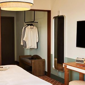 Zimmer mit Kingsize-Bett
