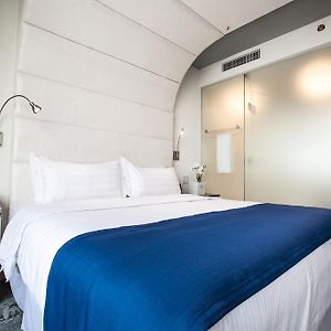 Zimmer mit Kingsize-Bett