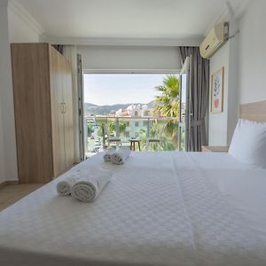 Großes Zimmer mit Kingsize-Bett
