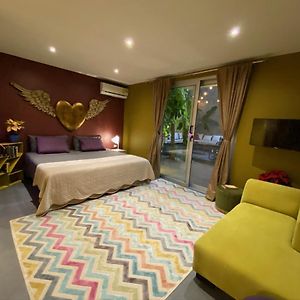 Zimmer mit Kingsize-Bett