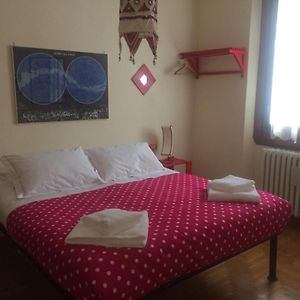 Zimmer mit Kingsize-Bett