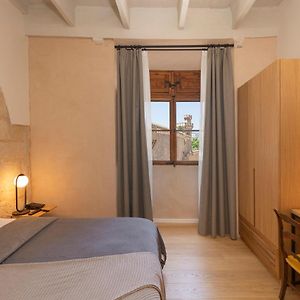Zimmer mit Kingsize-Bett