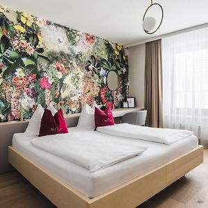 Zimmer mit Kingsize-Bett