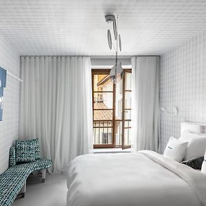 Mittelgroßes Zimmer mit Kingsize-Bett