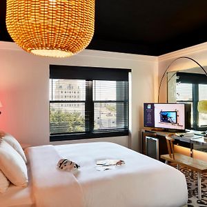 Mittelgroßes Zimmer mit Kingsize-Bett