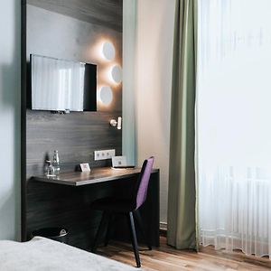 Zimmer mit Kingsize-Bett