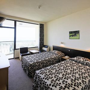 Zimmer mit Kingsize-Bett
