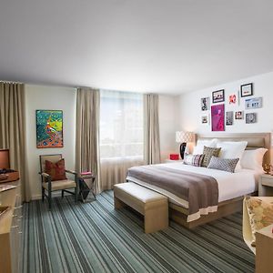 Zimmer mit Kingsize-Bett