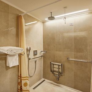 Zimmer mit zwei Einzelbetten für Gäste mit Behinderungen