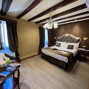 Deluxe Zimmer mit Kingsize-Bett