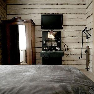 Zimmer mit Kingsize-Bett
