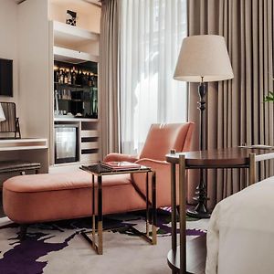 Zimmer mit Kingsize-Bett