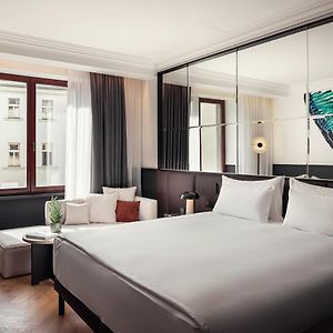 Zimmer mit Kingsize-Bett