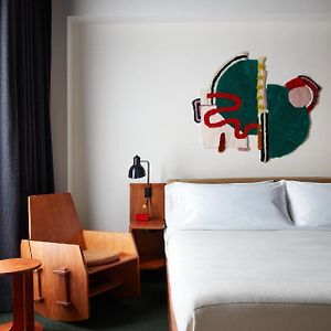 Kleines Zimmer mit Kingsize-Bett