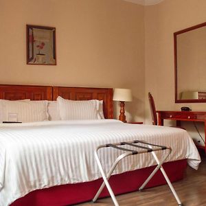 Zimmer mit Kingsize-Bett