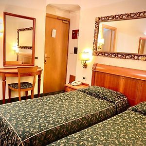 Zimmer mit zwei Einzelbetten