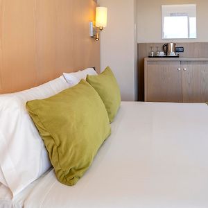 Zimmer mit Kingsize-Bett