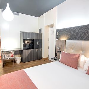 Kleines Zimmer mit Kingsize-Bett