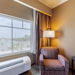 Zimmer mit Kingsize-Bett für Gäste mit Behinderungen