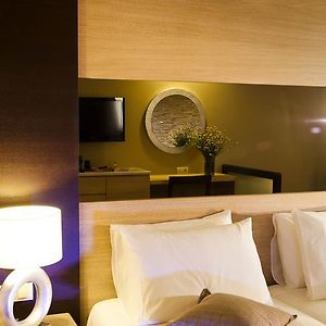 Großes Zimmer mit Kingsize-Bett