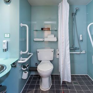 Zimmer mit zwei Einzelbetten für Gäste mit Behinderungen