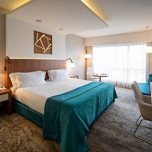 Zimmer mit Kingsize-Bett
