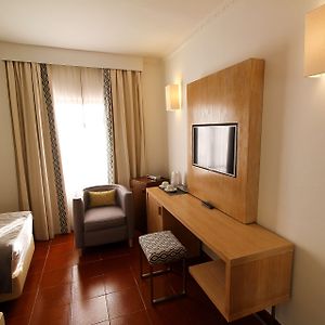 Zimmer mit Kingsize-Bett