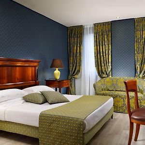 Großes Zimmer mit Kingsize-Bett