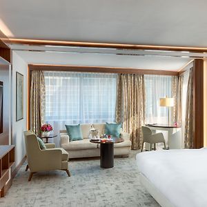 Zimmer mit Kingsize-Bett