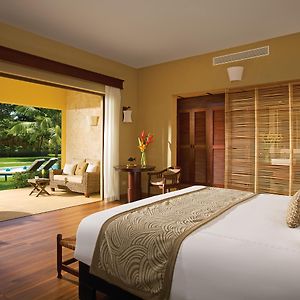 Romantik Junior Suite mit Schwimmbadblick