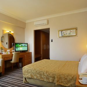 Zimmer mit Kingsize-Bett
