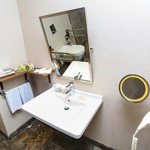 Standard Zimmer mit Queensize-Bett für Gäste mit Behinderungen