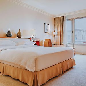 Zimmer mit Kingsize-Bett
