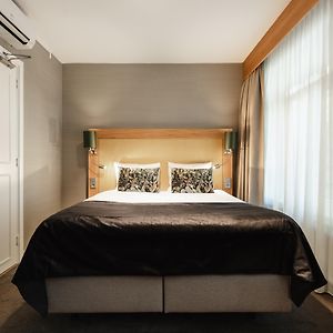 Kleines Zimmer mit Queensize-Bett