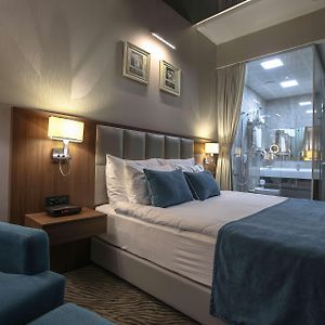 Zimmer mit Kingsize-Bett