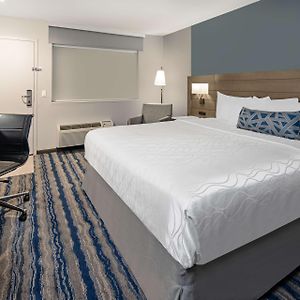 Zimmer mit Kingsize-Bett für Gäste mit Behinderungen
