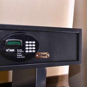Zimmer mit Kingsize-Bett für Gäste mit Behinderungen