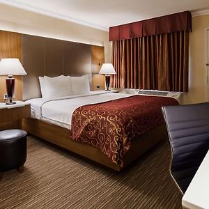 Zimmer mit Kingsize-Bett im oberen Stock