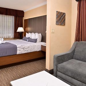 Zimmer mit Kingsize-Bett im oberen Stock