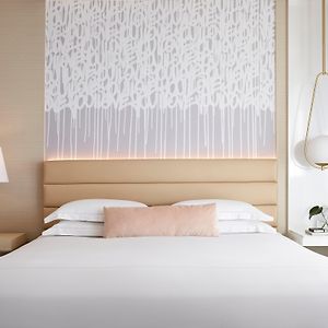 Zimmer mit Kingsize-Bett
