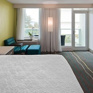Zimmer mit Kingsize-Bett
