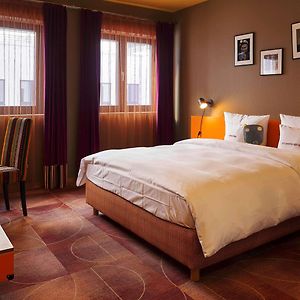 Mittelgroßes Zimmer mit Kingsize-Bett
