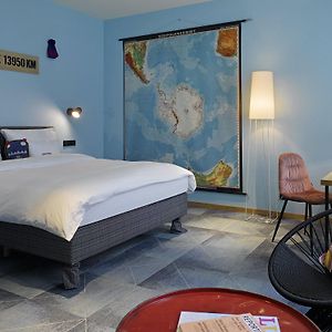 Zimmer mit Kingsize-Bett