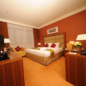Zimmer mit Kingsize-Bett