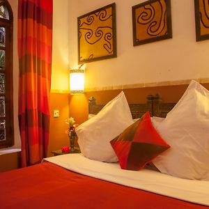 Kleines Zimmer mit Kingsize-Bett