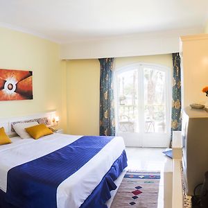 Zimmer mit Kingsize-Bett
