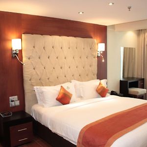 Zimmer mit Kingsize-Bett