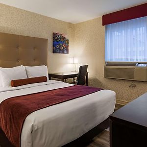 Kleines Zimmer mit Queensize-Bett